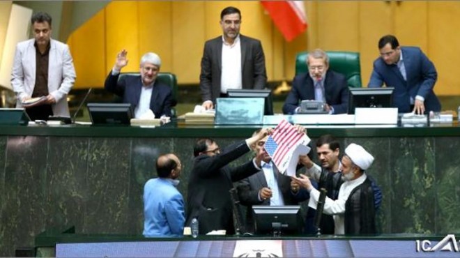 İran meclisinde ABD bayrağı ateşe verildi