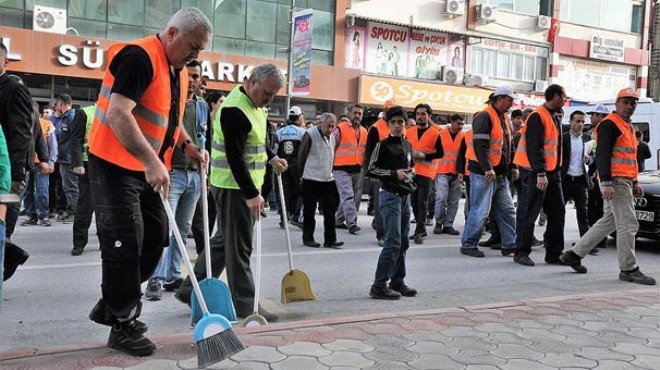 İşçiler iş bırakınca sokakları belediye başkanı ile personel temizledi