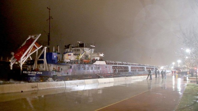 İstanbul da biri Rus iki gemi karaya oturdu