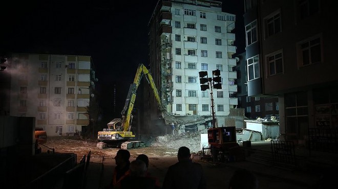 İstanbul da çöken binanın yanındaki riskli yapılar yıkılıyor