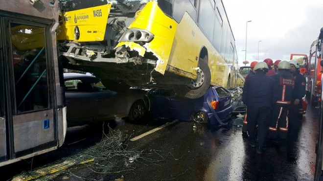 İstanbul da dehşet: Metrobüs 4 aracı altına aldı