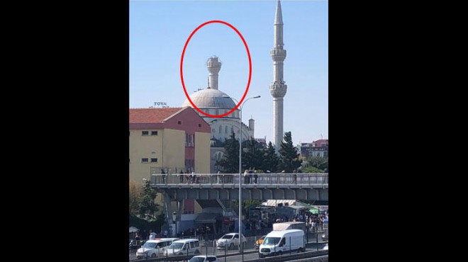 İstanbul daki depremde caminin minaresi yıkıldı!