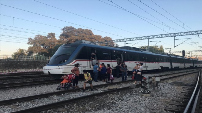 İZBAN tren seferlerinde aksama: Yolcular istasyona kadar yürüdü