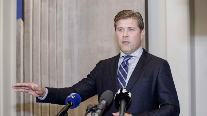 İzlanda Başbakanı nın istifası kabul edildi