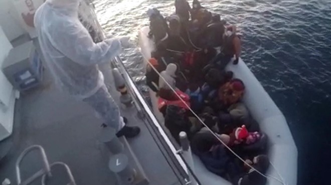 İzmir açıklarında 32 kaçak göçmen kurtarıldı