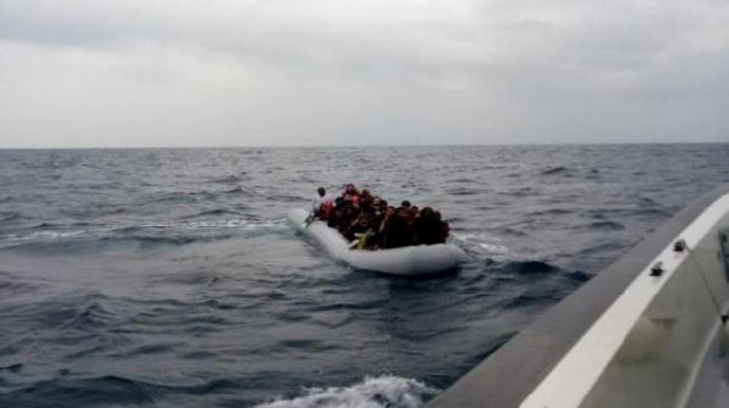 İzmir açıklarında 62 kaçak göçmen yakalandı!