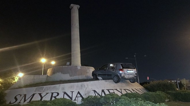 İzmir böylesini ilk kez gördü: Anıta kafa attı!
