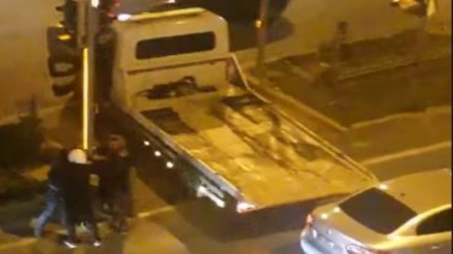 İzmir de  çekici  kavgası! Trafik canavarı vatandaşa tosladı