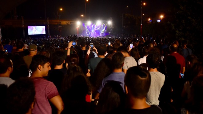 İzmir Çim Konserleri kaldığı yerden: Yıldızların altında unutulmaz gece