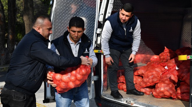 İzmir dayanışması: Ücretsiz patates-soğan dağıtımı başladı