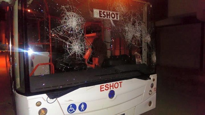 İzmir’de 2 belediye otobüsüne taşlı saldırı!