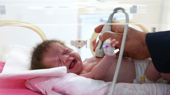 İzmir de 23 günlük bebeğe kasıktan kalp ameliyatı