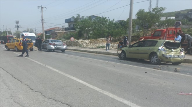 İzmir de 4 araç kazaya karıştı... 2 yaralı!