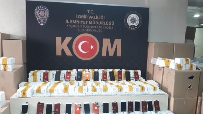 İzmir de 4 bin 48 kaçak telefon aksesuarı ele geçirildi