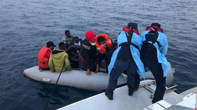 İzmir de 55 kaçak göçmen kurtarıldı
