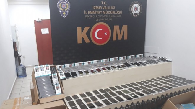 İzmir de 600 bin liralık kaçak telefon, batarya ve şarj aleti ele geçirildi