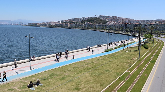 İzmir de 65 yaş üstü vatandaşlar güneşli havanın tadını çıkardı