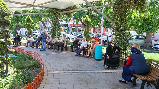 İzmir de 65 yaş ve üstü vatandaşlar güzel havanın tadını çıkardı
