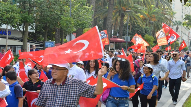 İzmir de 94.yıl gururu: Kentin dört bir yanında büyük coşku
