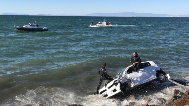 İzmir de akıl almaz kaza: Kontrolden çıktı, denize uçtu!