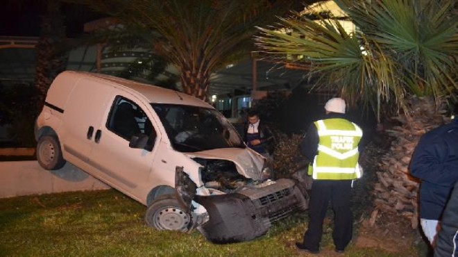 İzmir de alkollü sürücü cami duvarına çarptı