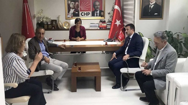 İzmir de anlamlı ziyaret: AK Parti, CHP nin acısına ortak oldu