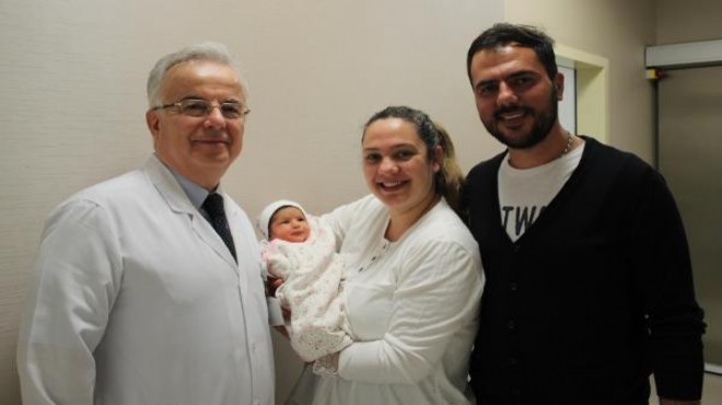 İzmir de anne ve baba ile bebeklerinin doğumunda ilginç tesadüf