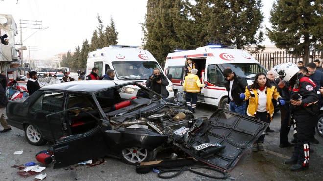 İzmir de aşırı hız sonucu feci kaza: 6 yaralı