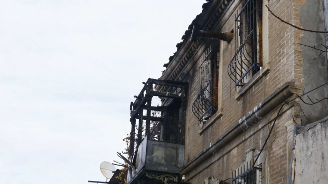 İzmir de asırlık bina kül oldu!