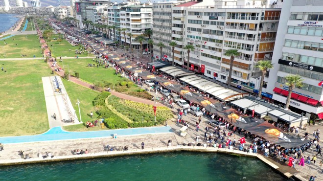İzmir de Ata ya saygı yürüyüşü: 350 metrelik pankart açıldı