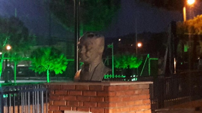 İzmir’de Atatürk büstüne çirkin saldırı!