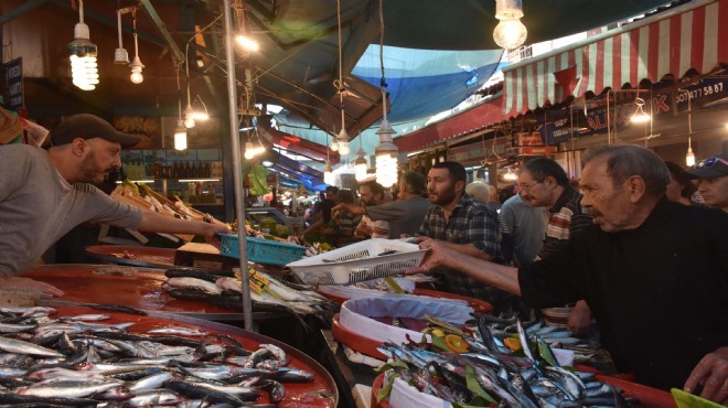 İzmir de balık tezgahlarına fırtına engeli: Satıcılar sazana yöneldi