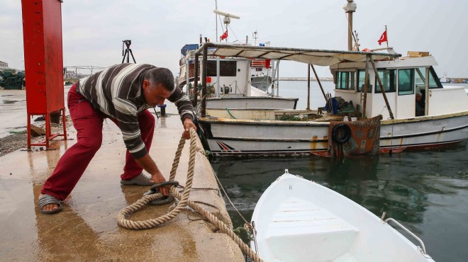 İzmir de balıkçılardan  tropik fırtına  hazırlığı