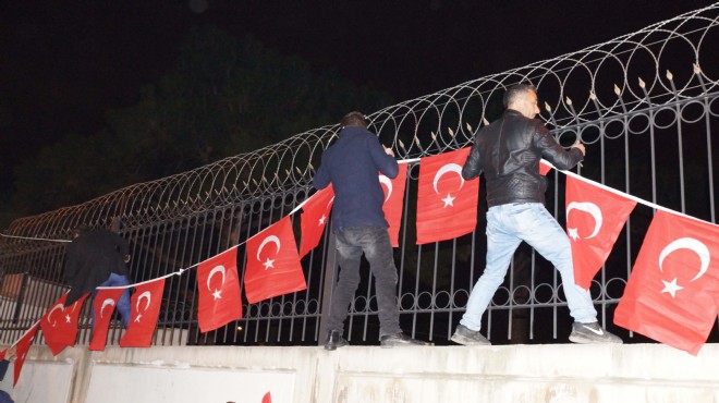 İzmir de bayrağını alan oraya gitti... NATO ya gece yarısı protesto!