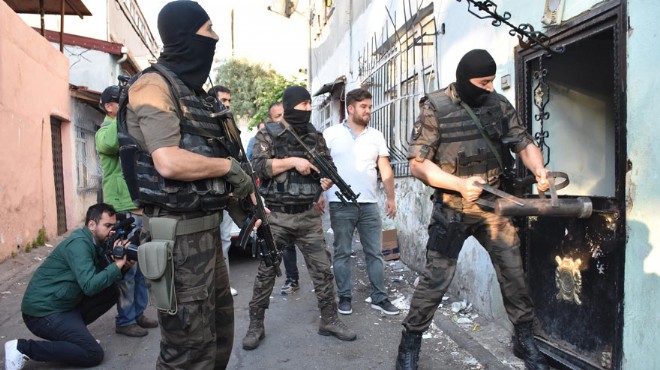 İzmir de belediye otobüsünü yakmaya çalışan teröristlere operasyon!