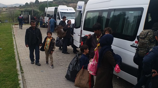 İzmir de bir minibüste 44 kaçak göçmen yakalandı