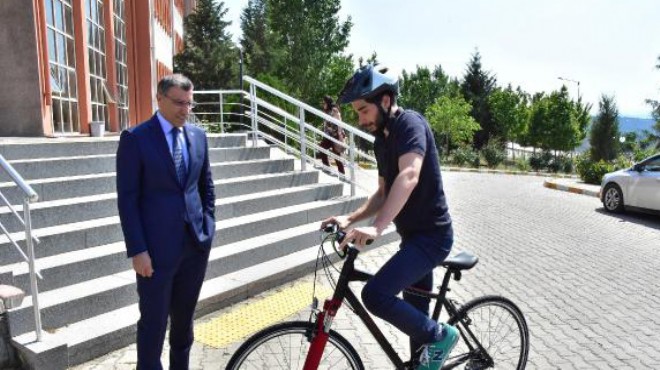 İzmir de bisikleti çalınan öğrenciye Rektör den yardım eli