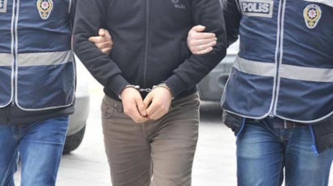 İzmir de cezaevi firarisi aracında otururken yakalandı