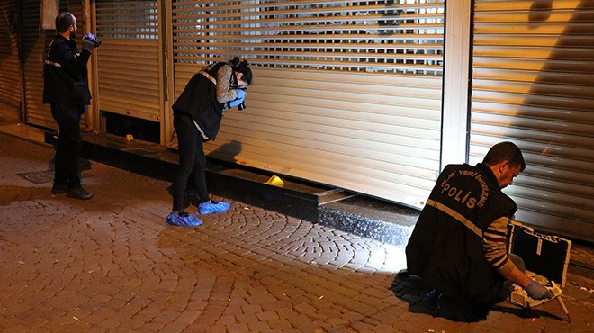 İzmir de çifte soygun... Hırsızları alarm korkuttu!