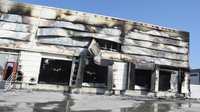 İzmir de çıkan yangında 4 işletme zarar gördü