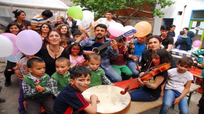İzmir’de çocuklardan barış şarkıları!