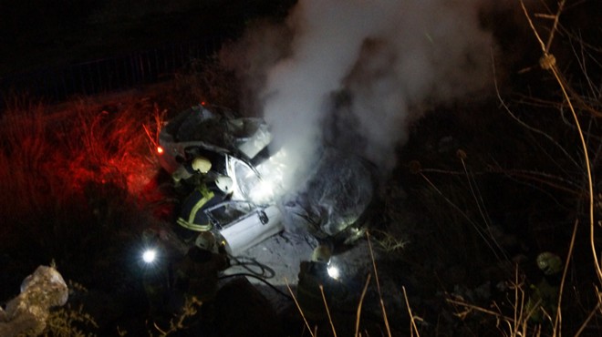 İzmir de dehşet: Dereye uçan otomobilde yanarak can verdi!