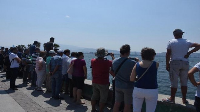 İzmir de denizden ceset çıktı! Meraklı vatandaş polisi bunalttı