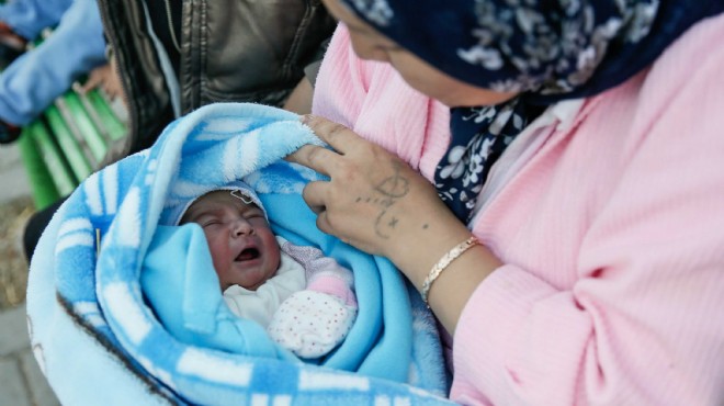 İzmir de denizin ortasında doğum yapan mülteci kadın: Göbek kordonunu botta kestik!