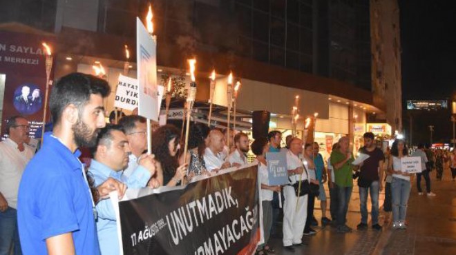 İzmir de depremin yıl dönümünde meşaleli yürüyüş