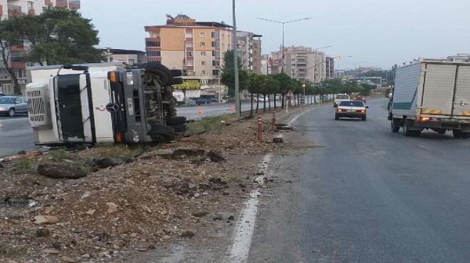 İzmir de devrilen kamyonun şoförü yaralandı