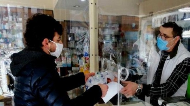 İzmir de eczanelerden ücretsiz maske dağıtımı başladı