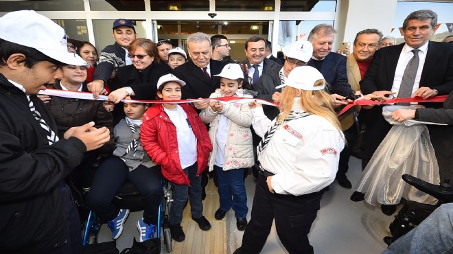 İzmir’de empati zamanı: ‘Özel’ merkezin ilk ziyaretçisi Başkan Kocaoğlu
