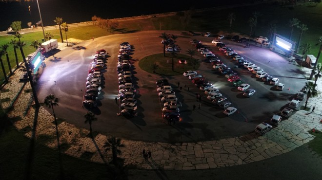 İzmir de en uzun gecede arabalı sinema keyfi
