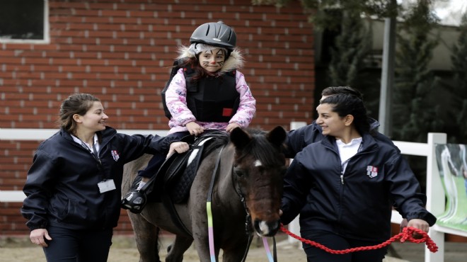 İzmir de engelli çocuklar için atlı terapi merkezi açıldı